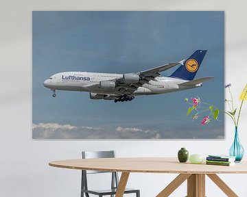 Airbus A380 van Lufthansa hier in de landing gefotografeerd bij de luchthaven van Frankfurt. van Jaap van den Berg