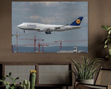 Lufthansa Boeing 747-400 vlak voor de landing. van Jaap van den Berg