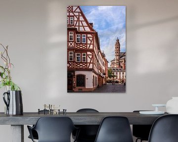 Vakwerkhuis en kathedraal in oude steeg van Mainz van Dieter Walther