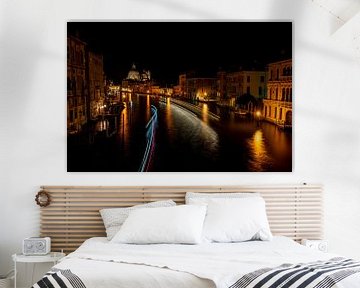 Varende bootjes tijdens een avond in Venetië van Damien Franscoise