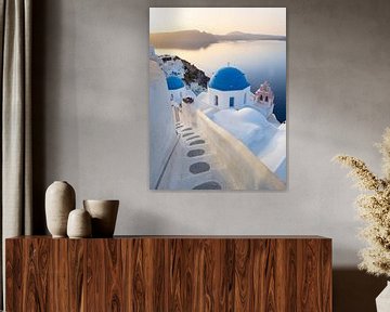 Blaue Kuppeln und weiß getünchte Häuser auf der Insel Santorin | Reisefotografie Griechenland von Teun Janssen