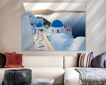 Une vue d'Oia sur l'île de Santorin avec son architecture grecque typique | Photographie de voyage G sur Teun Janssen