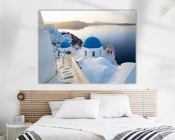 Een uitzicht over Oia op het eiland Santorini met zijn typisch Griekse architectuur | Reisfotografie van Teun Janssen