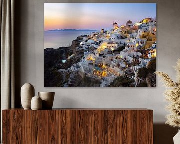 Soirée après un coucher de soleil coloré à Oia, Santorin | Photographie de voyage Grèce sur Teun Janssen