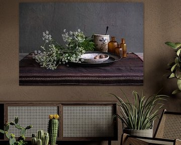Modern still life with cow parsley, pottery and pewter by Affect Fotografie