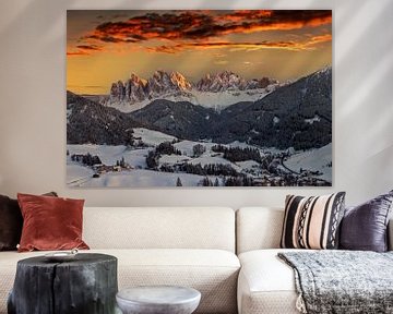 Atemberaubende Winterlandschaft mit dem Dorf Santa Maddalena, Val di Funes von Dieter Meyrl