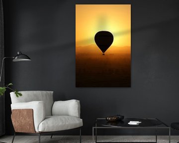 Balloon over the valley of the kings van Brian Raggatt