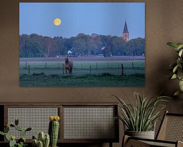 Turm von Rolde mit Mond und träumendem Pferd von Karla Leeftink