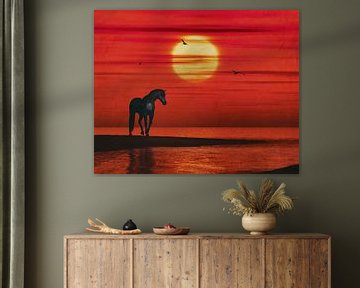 Een paard kijkt naar de zonsondergang boven de zee