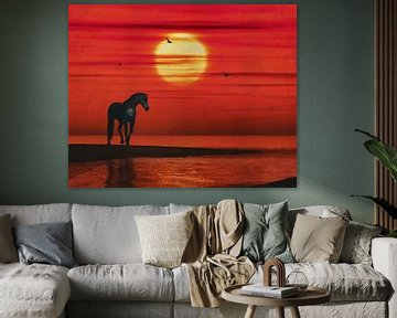 Ein Pferd beobachtet den Sonnenuntergang über dem Meer