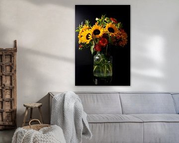 Vase avec tournesols, œillets et gerberas.