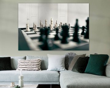 Schaakbord in witte kamer van Bert-Jan de Wagenaar