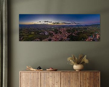 Luftbild von San Gimignano im Sonnenaufgang von Denis Feiner