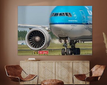 Bye bye, winke bye. Der Kapitän einer KLM Boeing 777 winkt begeisterten Spottern kurz vor dem Abflug von Jaap van den Berg