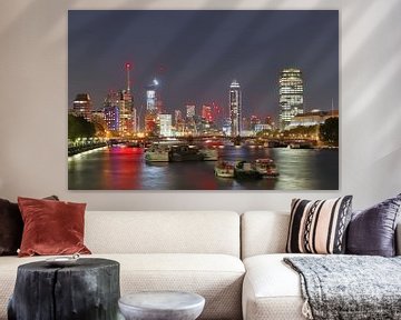 Nachtbild der Skyline von London mit Spiegelungen auf der Themse - Geschäftsviertel mit vielen bunte
