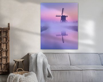 Moulin dans le brouillard au lever du soleil sur Ellen van den Doel