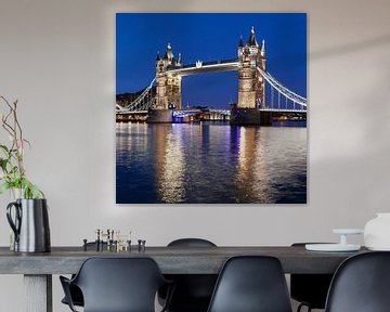Tower Bridge op het blauwe uur in Londen van Markus Lange