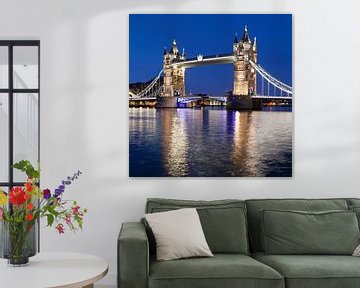 Tower Bridge op het blauwe uur in Londen van Markus Lange
