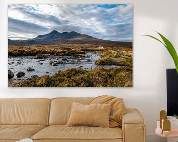 Bergtoppen met cottage en beekje op de voorgrond op Isle of Skye van Annette Schoof
