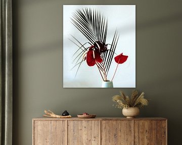 Stilleven rode anthurium en palm blad van Maurice Dawson