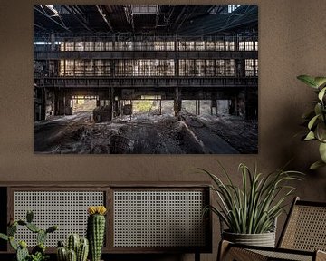 Een verlaten fabriekshal bij een staalfabriek van Steven Dijkshoorn