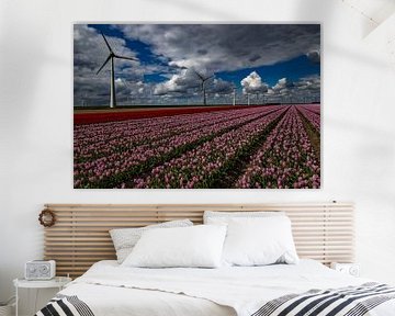 Tulpenvelden met moderne windmolens van Anne Ponsen