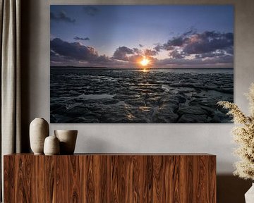 Zonsondergang boven droogvallende Waddenzee van Patrick Verhoef