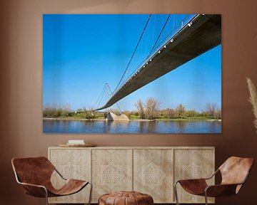 De populaire hangbrug Herrenkrugsteg over de rivier de Elbe bij Maagdenburg van Heiko Kueverling