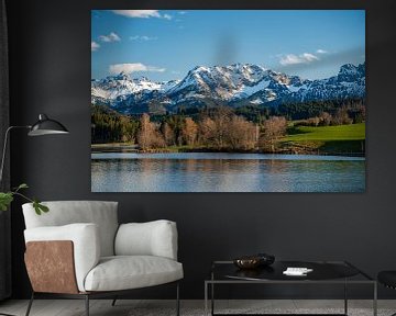 ein schweifender Blick über dem Schwaltenweiher auf die Allgäuer Berge von Leo Schindzielorz