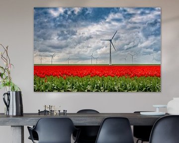 Tulipfield mit Windturbinen im Flevopolder. von Ron van der Stappen