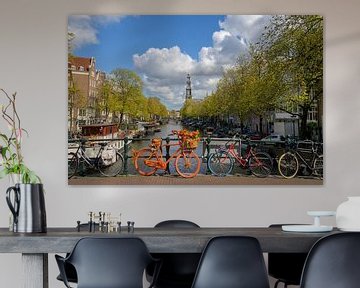Orange Fahrrad auf Amsterdam Brücke von Peter Bartelings