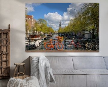 Orange Fahrrad auf Amsterdam Brücke
