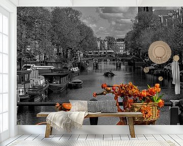 Oranje fiets op Amsterdamse brug van Peter Bartelings