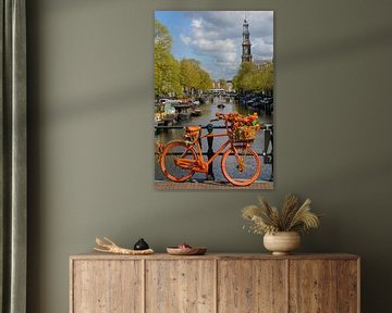 Oranje fiets op Amsterdamse brug van Peter Bartelings