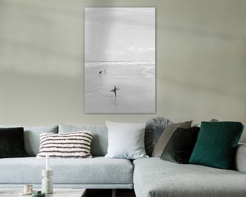 Surfer in Wijk aan Zee laufen und starren auf das Meer. von Christa Stroo fotografie