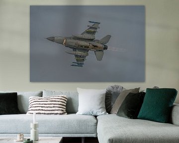 Übung. Eine niederländische F-16 (J-513) ist soeben mit dem Nachbrenner von der Leeuwarden Air Base  von Jaap van den Berg