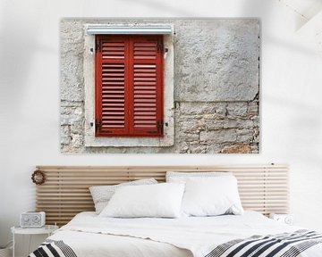 rode luiken van een venster in de historische oude stad van Pula in Kroatië van Heiko Kueverling