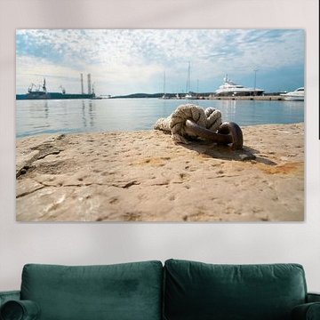 Cordage pour l'amarrage des navires et des bateaux de pêche à un débarcadère dans le port de Pula sur Heiko Kueverling