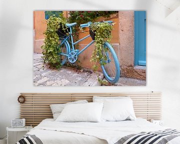 dekoriertes blaues Fahrrad in einer Gasse in der romantischen historischen Altstadt von Rovinj