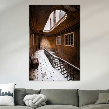Escalier abandonné dans un hôtel. sur Roman Robroek - Photos de bâtiments abandonnés