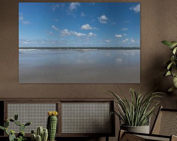 Schapenwolken weerspiegelen in zee