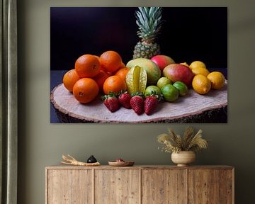 Sinaasappels, mango's, papaja's, aardbeien, ananas, limoenen en citroenen op een houten schijf