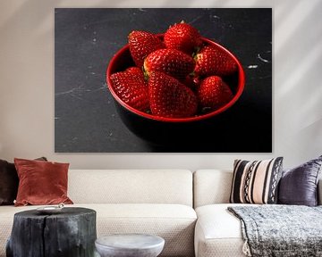 frische Erdbeeren in einer rot-schwarzen Schale