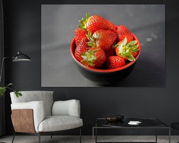 frische Erdbeeren in einer rot-schwarzen Schale