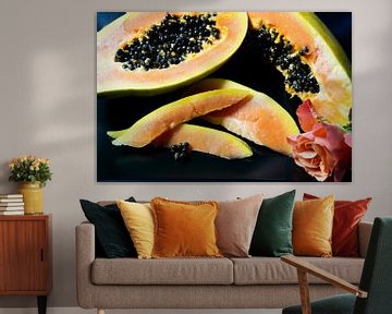 in Scheiben geschnittene Papaya-Frucht mit schwarzen Kernen