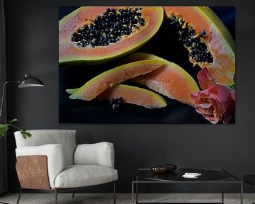gesneden papaya fruit met zwarte zaden