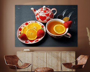 Schwarzer Tee mit Erdbeere und Orange, dekoriert mit Früchten