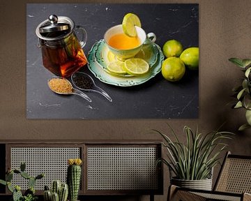Zwarte thee met limoen op een placemat met fruit