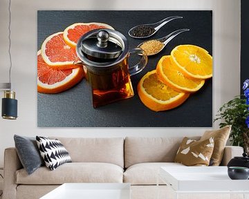 Schwarzer Tee in der Kanne, dekoriert mit Grapefruit und Orange in Scheiben