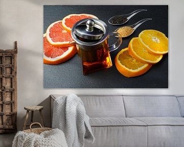 Schwarzer Tee in der Kanne, dekoriert mit Grapefruit und Orange in Scheiben